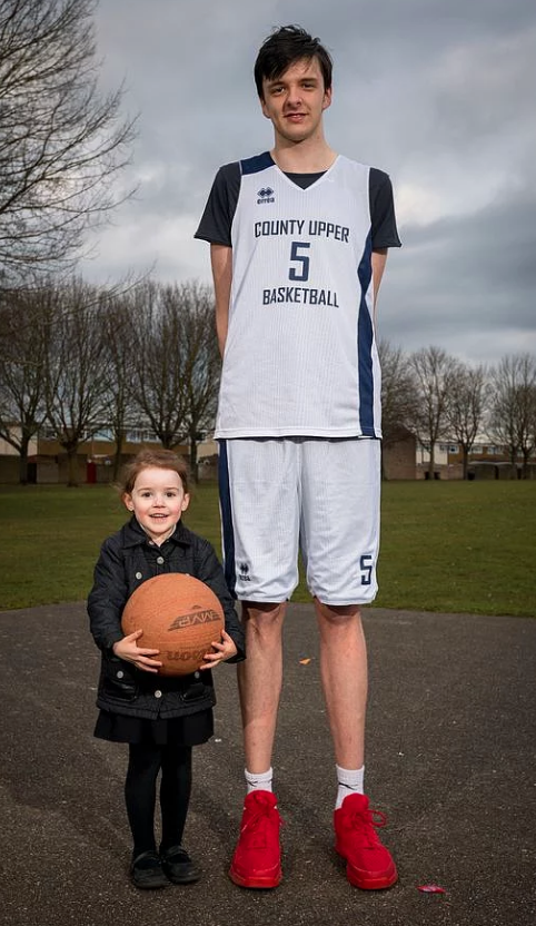 16 yaşında boyu 2.25 ve her geçen gün gelişiyor görenleri şoke ediyor - Resim: 1