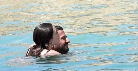 Melis Sezen sevgilisini öpmeye doyamadı! Leoparlı bikinisiyle pozlar verdi yorum yağdı - Resim: 2