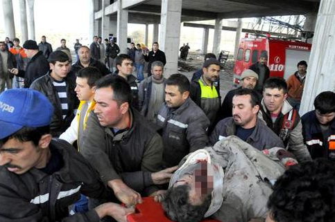 Cami enkazında can pazarı - Resim: 4