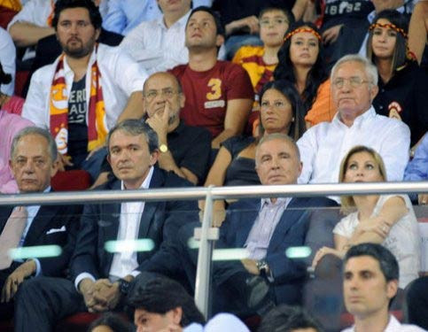 Ünal Aysal sevgilisi için beach kapattı! - Resim: 4