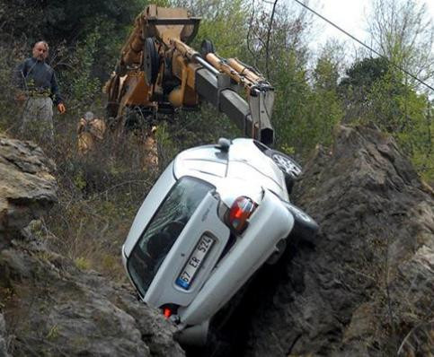 Otomobil kayaya takılıp kurtuldu - Resim: 4