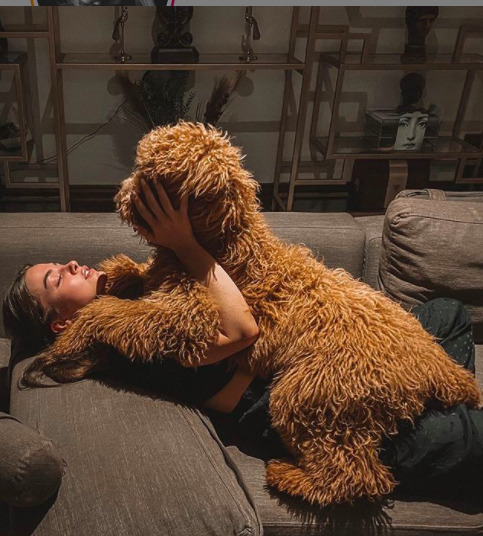 Bensu Soral boyu kaç köpeğiyle pozu olay oldu Bensu Soral kimdir? - Resim: 0