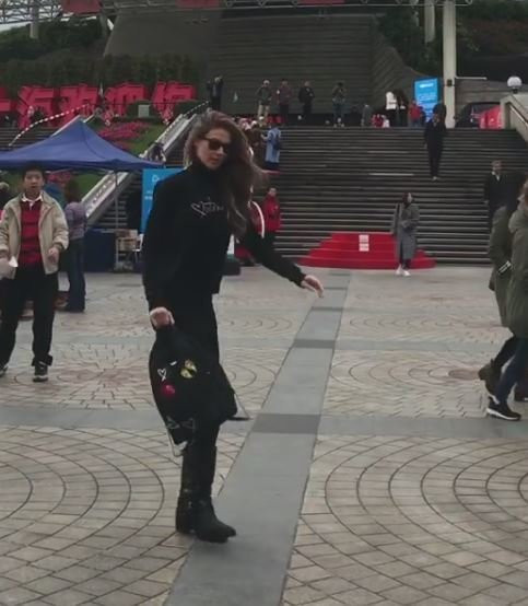 Adriana Lima'dan Türk mankene yakın markaj önce arkadan sarıldı sonra... - Resim: 3