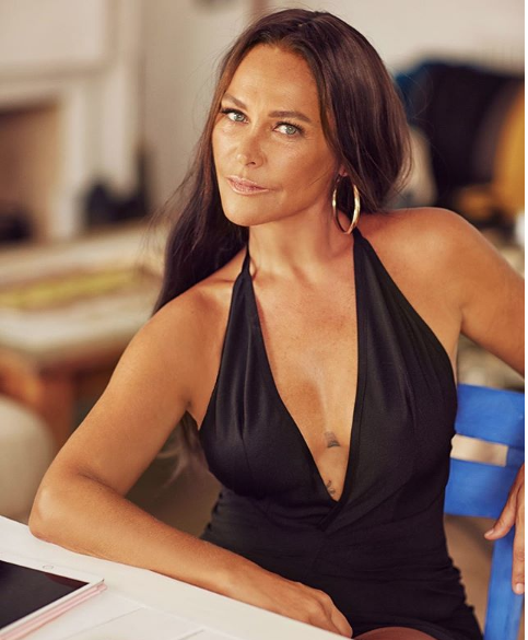 Hülya Avşar'ın havuz videosu olay oldu! Mayosuyla gençlere taş çıkarttı - Resim: 1