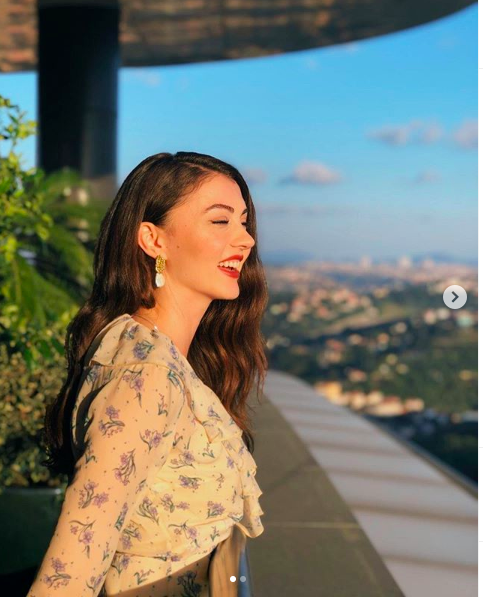 Afili Aşk'taki Ayşe'si kalça dekoltesini fazla kaçırdı Burcu Özberk'e tepki yağdı! - Resim: 2