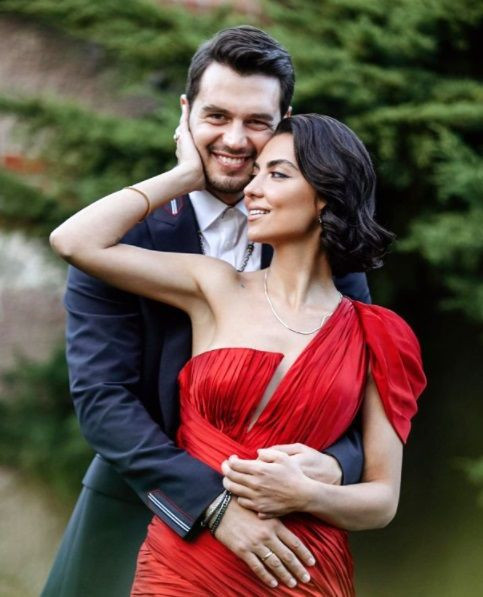 Evlilik yolunda ilk adımı attılar! İsmail Ege Şaşmaz, sevgilisi Hande Ünal nişanlandı - Resim: 2