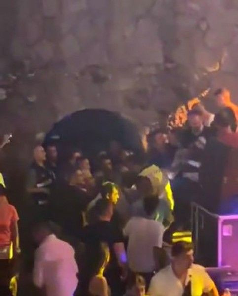 Konserde ortalık karıştı, Sibel Can sahneye ara verdi! - Resim: 2