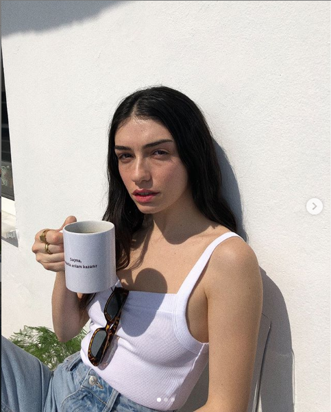 Hazar Ergüçlü'den iddialı pozlar Mucize Doktor Taner Ölmez'le sevişme sahnesi de olaydı - Resim: 2