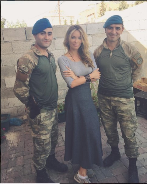 Gamze Özçelik'ten sınırdaki askere destek - Resim: 1