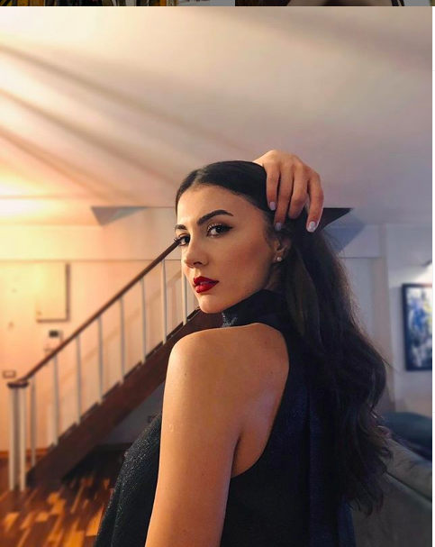 Afilli Aşk'ın Ayşe'sinden bacak şov! Burcu Özberk dekolteyi fena abarttı! - Resim: 1