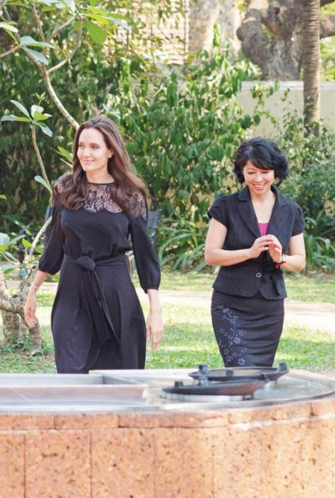 Çocuklar üzerinde zalimce deney yapan Angelina Jolie'ye büyük tepki - Resim: 3