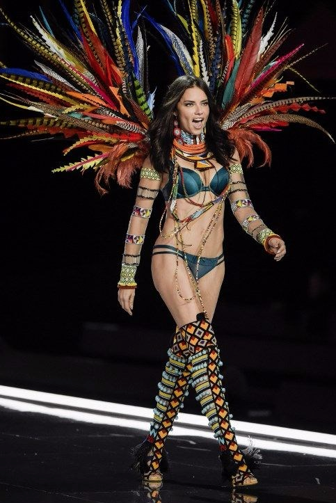 Adriana Lima yılın defilesine çıktı müjdeyi verdi! - Resim: 3
