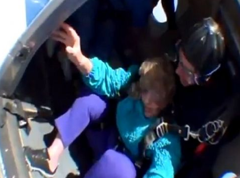 Yaşlı kadın paraşüte asılı kaldı  - Resim: 4