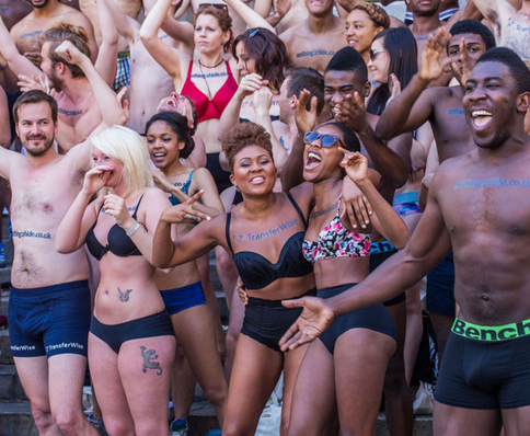 Bankaların kesintilerine çıplak protesto - Resim: 2