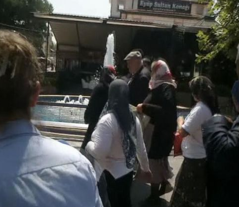 Eyüp Sultan'da 'para dağıtan adam' izdihamı - Resim: 1