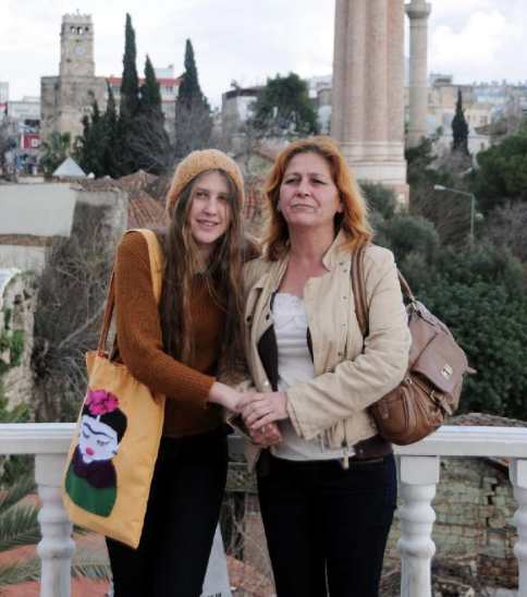 Devlet, 'kırmızı fularlı kız'ın annesine tazminat ödeyecek - Resim: 1