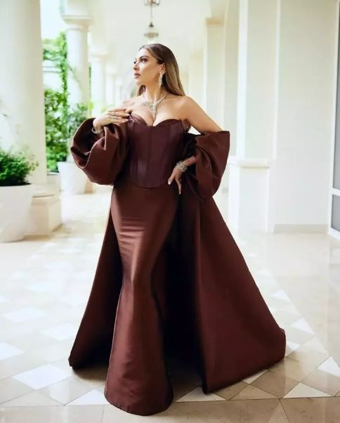 Hadise'den Cannes dönüşü halay şov! - Resim: 1