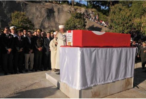 Şehit babasını Bakan Ergin ayakta tuttu - Resim: 3