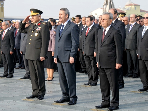 Anma töreninde türbanlı kızı ağlattılar - Resim: 2