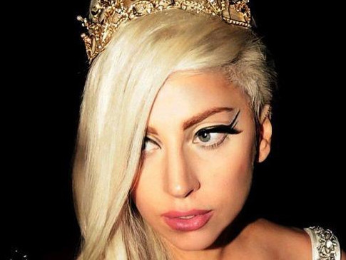 Lady Gaga poposunu gösterdi - Resim: 4