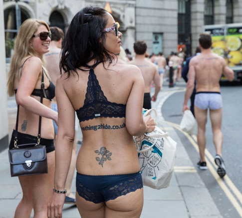 Bankaların kesintilerine çıplak protesto - Resim: 4