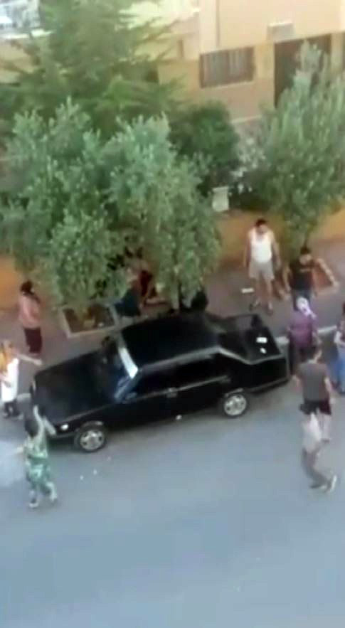 Genç kadını bıçakladı, başında bekledi! Yardım için koşanları yanına yaklaştırmadı - Resim: 2