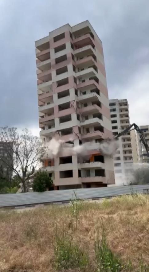 Antalya'da 14 katlı iki bina 40 metre uzaktaki iş makinası tarafından kağıt gibi yıkıldı - Resim: 4