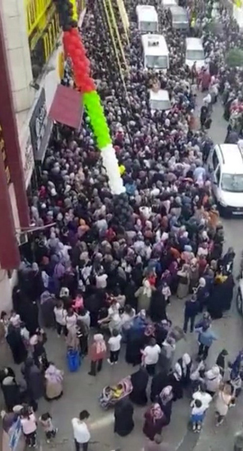 İstanbul'da indirim izdihamı! Kadınlar akın edince mağaza kepenkleri kapatıldı - Resim: 2