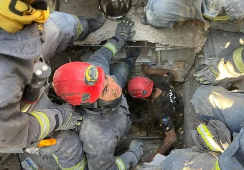 Enkaz altında 'Gül Beyaz Gül' şarkısını istedi, Zeynep Bastık Ayfer'e yardım eli uzattı! - Resim: 3