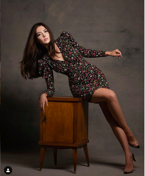 Afilli Aşk'ın Ayşe'sinden bacak şov! Burcu Özberk dekolteyi fena abarttı! - Resim: 2