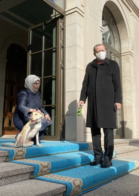 Emine Erdoğan’dan Cumhurbaşkanı Erdoğan paylaşımı! Leblebi ile uğurladık - Resim: 0