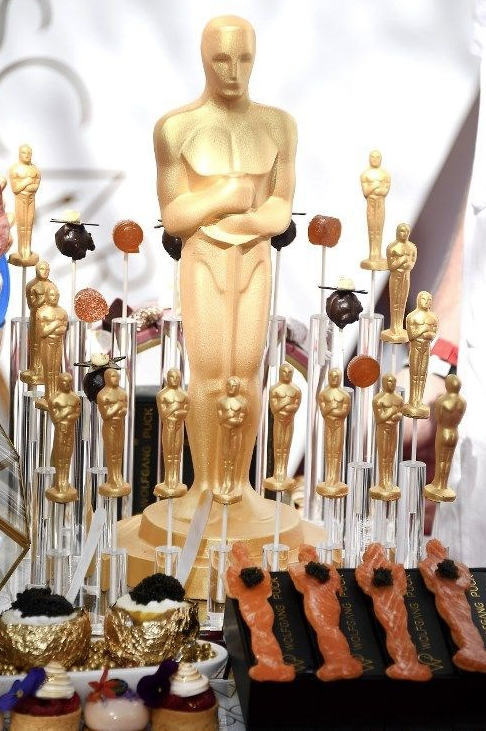 Adriana Lima'dan kırmızı halıya damga vuran cesur dekolte! - Resim: 2