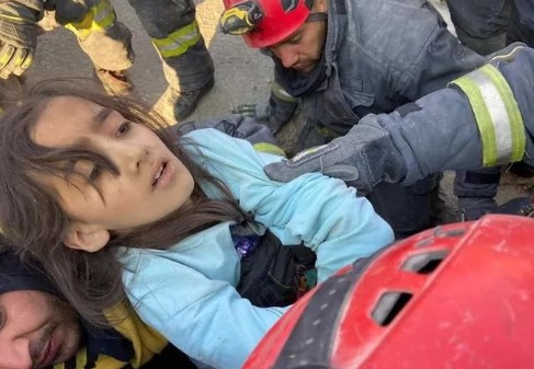 Enkaz altında 'Gül Beyaz Gül' şarkısını istedi, Zeynep Bastık Ayfer'e yardım eli uzattı! - Resim: 1