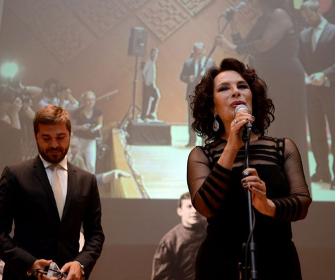 Ödülünü damadının elinden aldı - Resim: 4