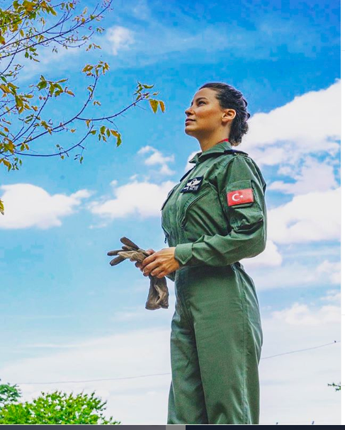Savaşçı'nın Funda'sı Müjde Uzman kalça pozu verdi ayarı fazla kaçırdı! - Resim: 2