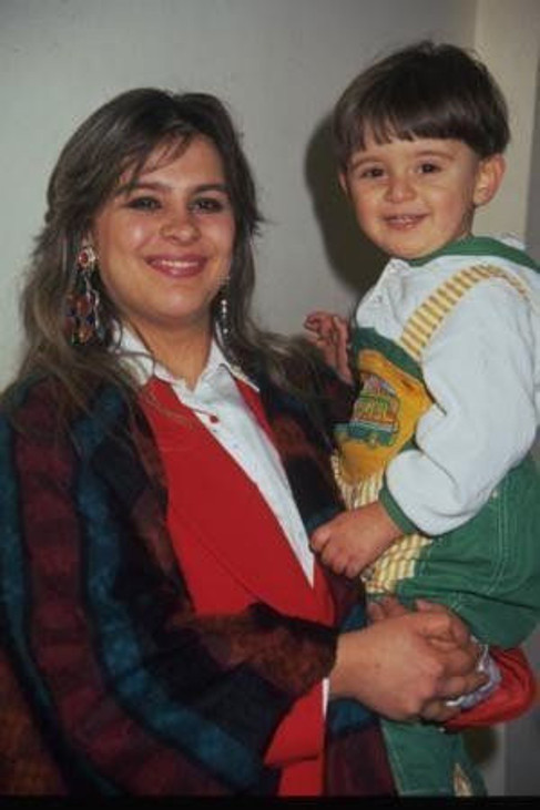 Emrah'ın oğlu Tayfun Erdoğan'ın annesi Ebru Çolak kimdir yaşı kaç? - Resim: 2