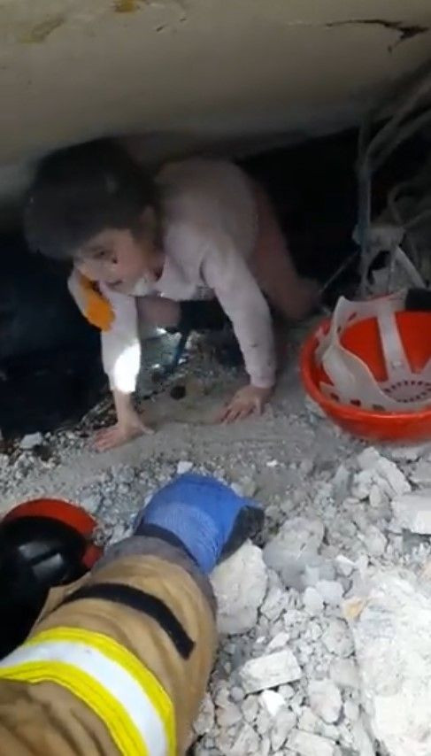 9 saatte 2 büyük deprem 10 ili vurdu! Ekipler seferber oldu: Enkaz altından saatler sonra kurtarıldılar! - Resim: 3