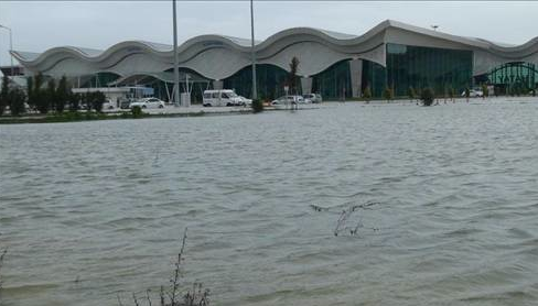 Havaalanı sular altında kaldı - Resim: 1