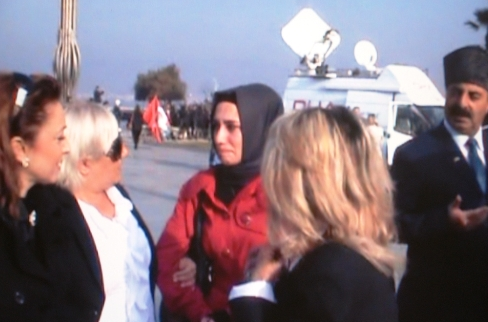 Anma töreninde türbanlı kızı ağlattılar - Resim: 1