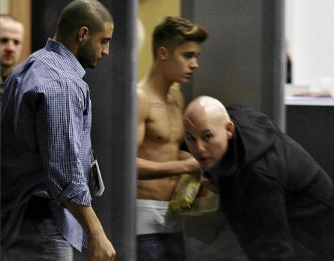 Justin Bieber'ı iç çamaşırına kadar soydular - Resim: 2
