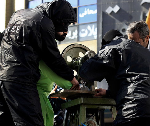 Herkesin gözü önünde parmaklarını kestiler - Resim: 4