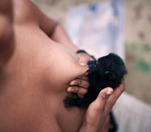 Kadınlar çocuklarıyla çırılçıplak... - Resim: 2