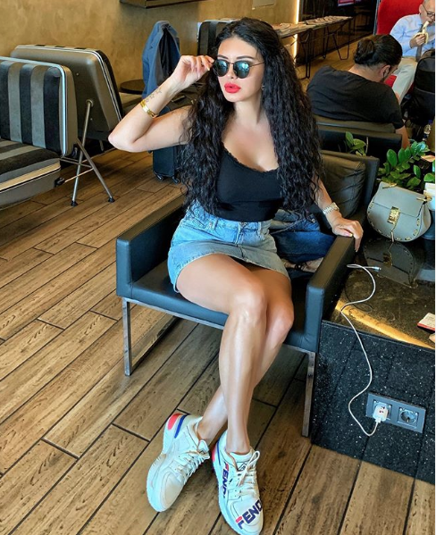 Ezhel'in Aya şarkısında dans eden Ebru Polat kendisini eğitimiyle savundu - Resim: 1