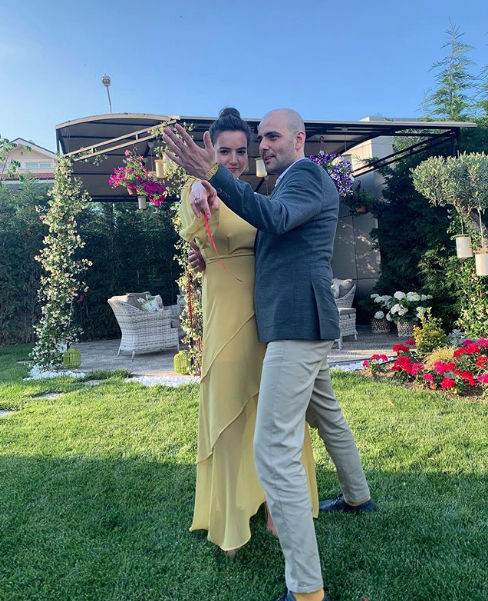 Bartu Küçükçağlayan sevgilisi Merve Özgüle ile nişanlandı! - Resim: 2