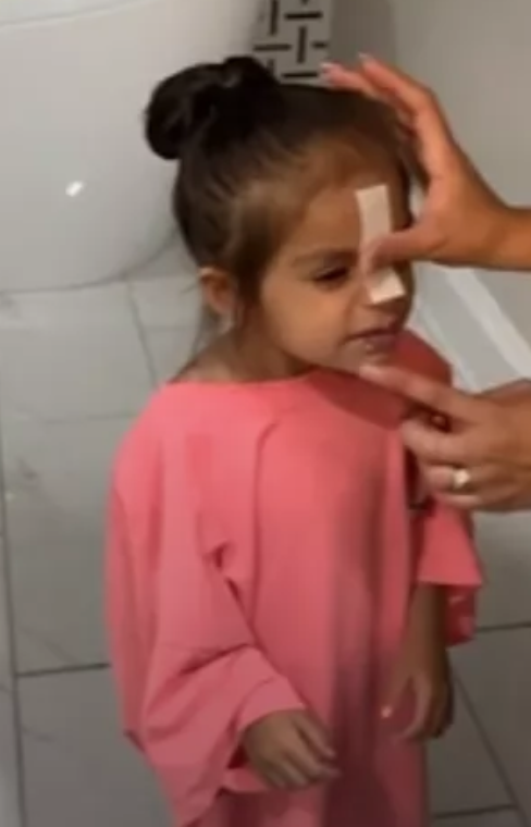 Tiktok fenomeni 3 yaşındaki kızına ağda yaptı o anları görenler anneyi linç etti: ‘’Senin gibi anne olmaz olsun!’’ - Resim: 3