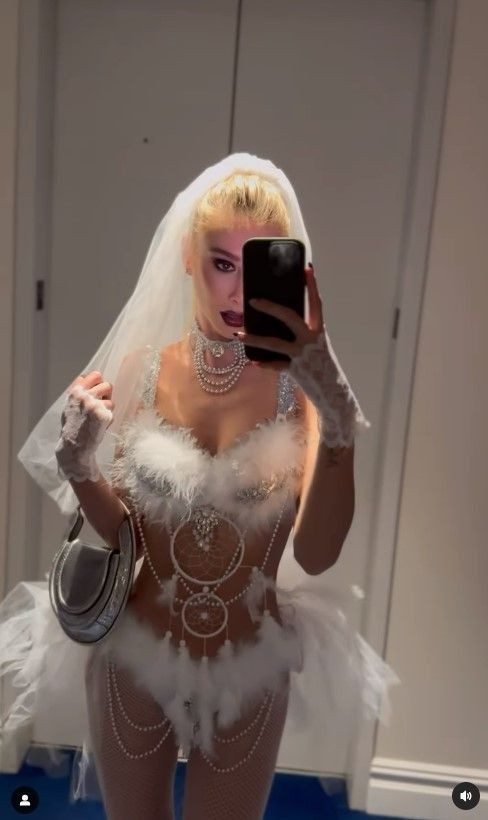 'Düğün fetişi neon' temalı partide Şeyma Subaşı kostümüyle dikkat çekti: Füze at böyle ölmeyiz - Resim: 3