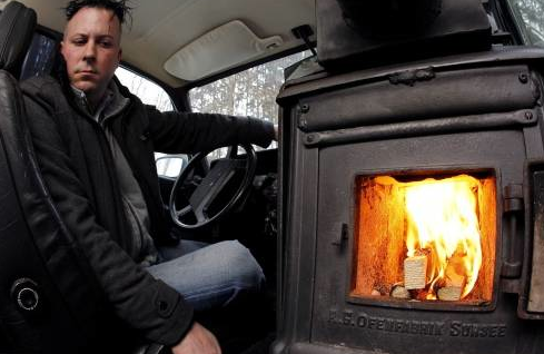 Arabasının içine odun sobası kurdu - Resim: 3