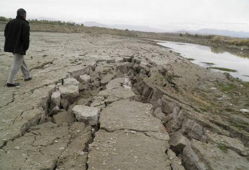 Van Gölü kıyısında korkunç yarıklar - Resim: 3