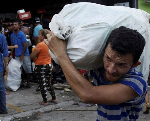 O ülkede yağma başladı halk sokaklarda... - Resim: 2