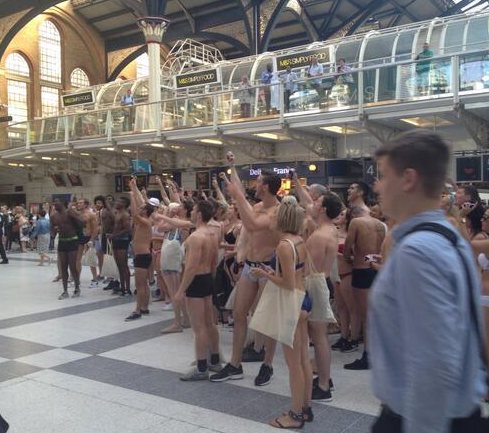 Bankaların kesintilerine çıplak protesto - Resim: 1